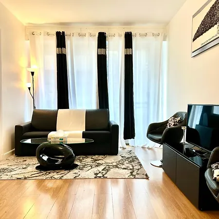 Apartment Champs Elysees 4 Paris